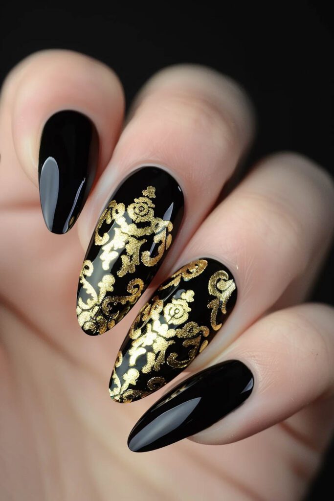 Detalles barrocos: uñas doradas y negras.