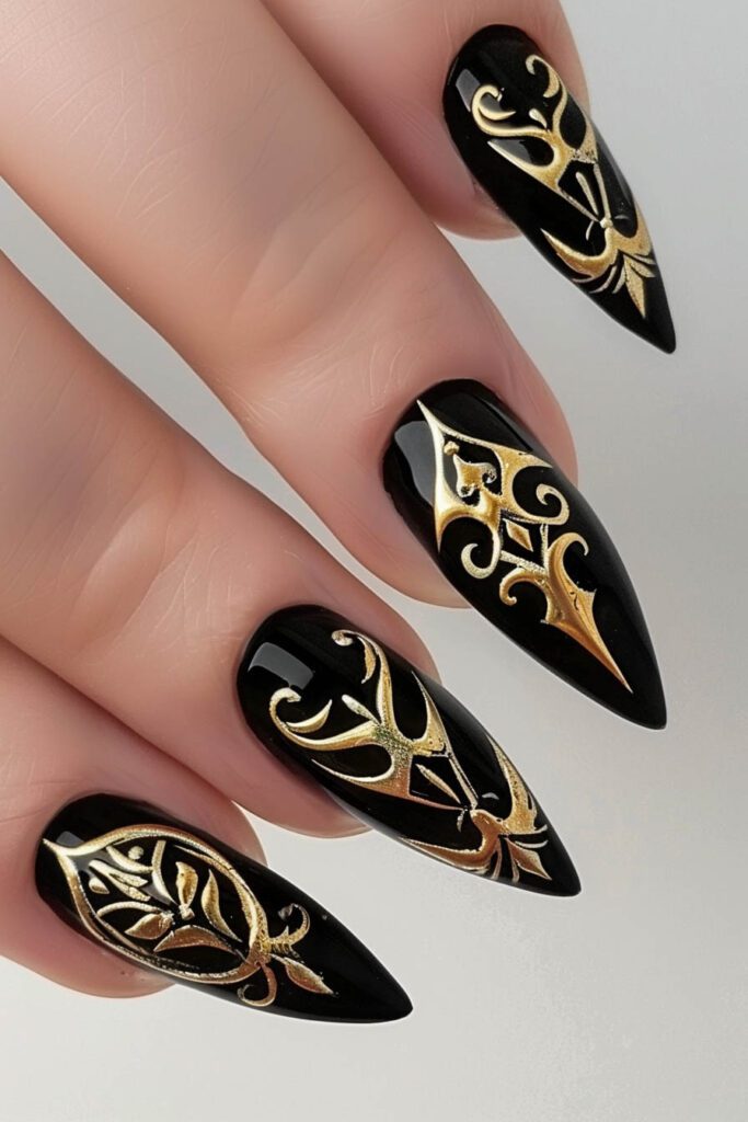 Diseños de arco gótico: uñas doradas y negras