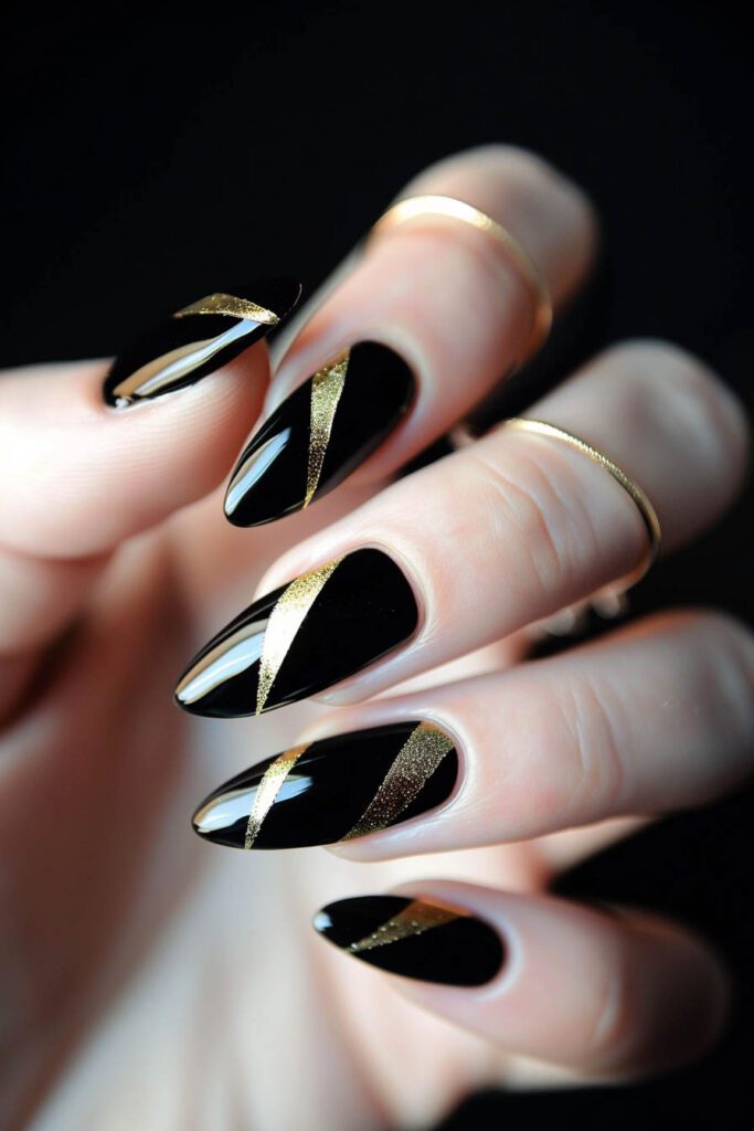 Patrones geométricos: uñas doradas y negras.