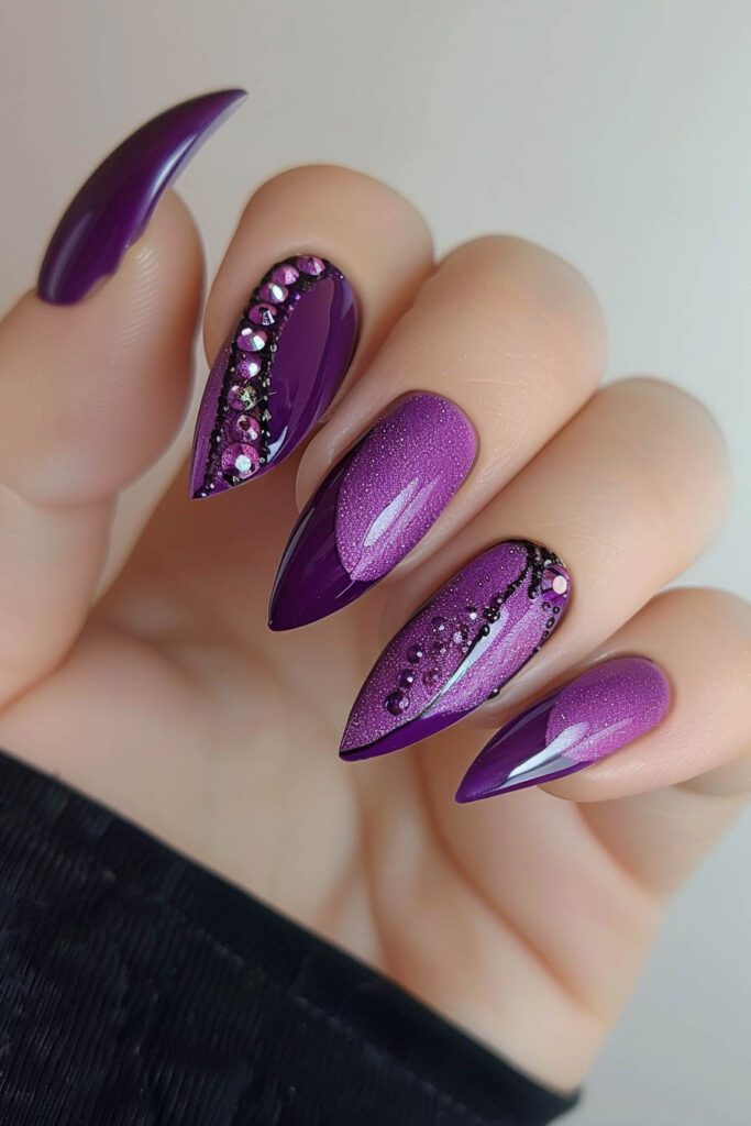 7. Púrpura: lujo, misterio, espiritualidad - ideas para uñas acrílicas